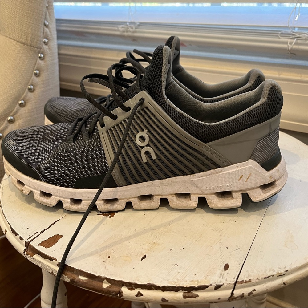 Men’s On Cloudswift. Size 9.5. Make an offer and I’ll ship in 24 hours.